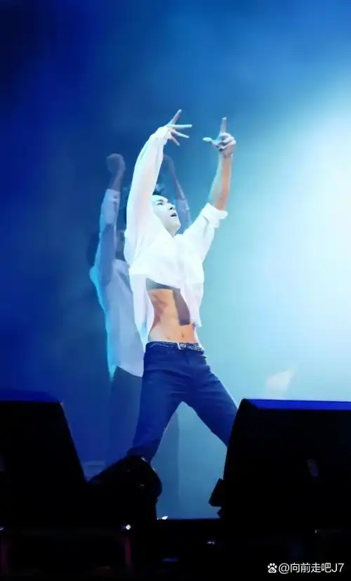 易烊千玺在街舞舞台上全身心的忘我投入,他是真的热爱舞台!