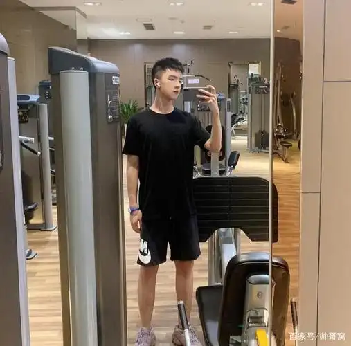 虽然只有17岁的年龄,生活在北方的他,却是一枚超级爱好游泳的男生,无