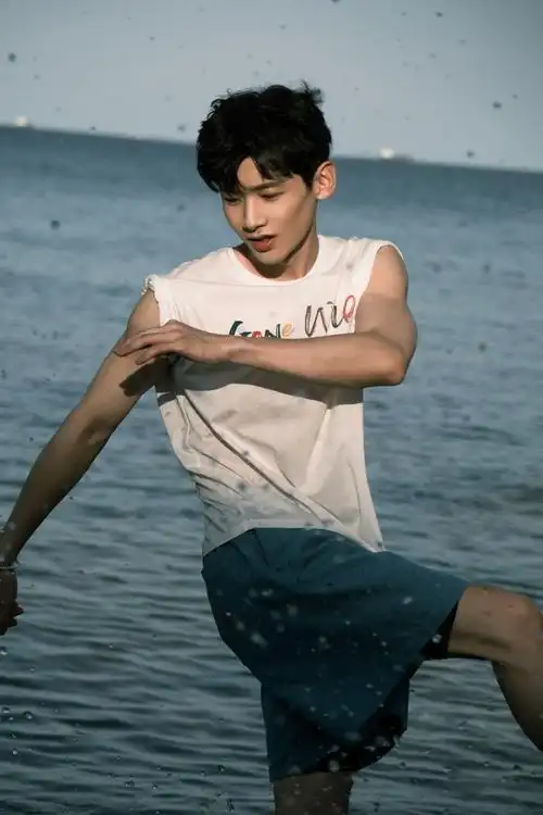 白敬亭微博写真图片