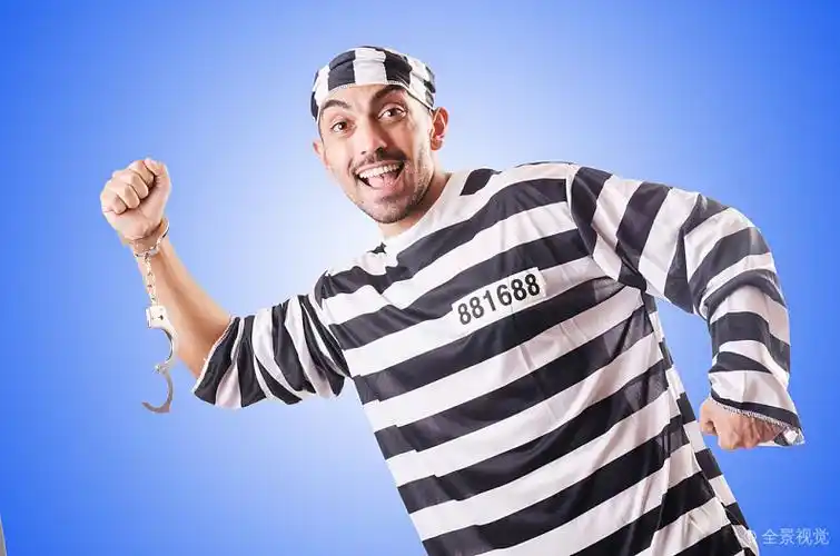 犯人_罪犯_条纹_制服_上方_蓝色背景_高清图片_全景视觉