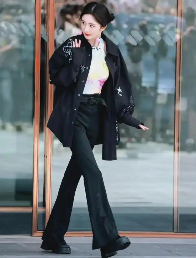 8月10日36岁的杨幂因为一组照片引发热议