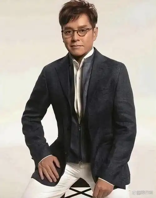 谭咏麟妹妹罕露面!兄妹长相如父制同为好酒之人,家中有5姐妹