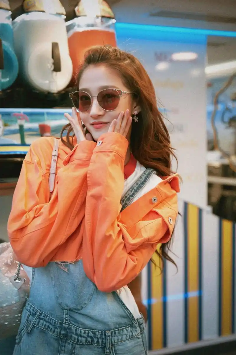 关晓彤戛纳街头吃冰激淋大长腿美到发光