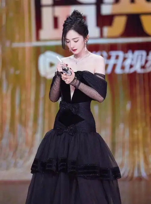 杨幂这造型太美了一袭黑色露肩礼服裙美得高级又气质优雅