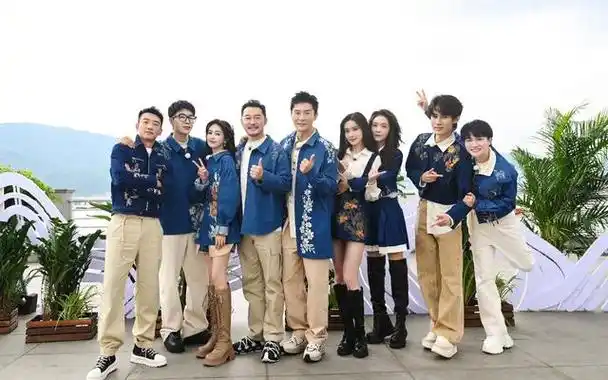 《奔跑吧》:白鹿成团宠,卧龙凤雏笑料足,张真源摇头晃脑不自信