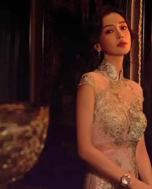 angelababy复工穿粉色旗袍出席活动绝美特意蹲下与小粉丝合照