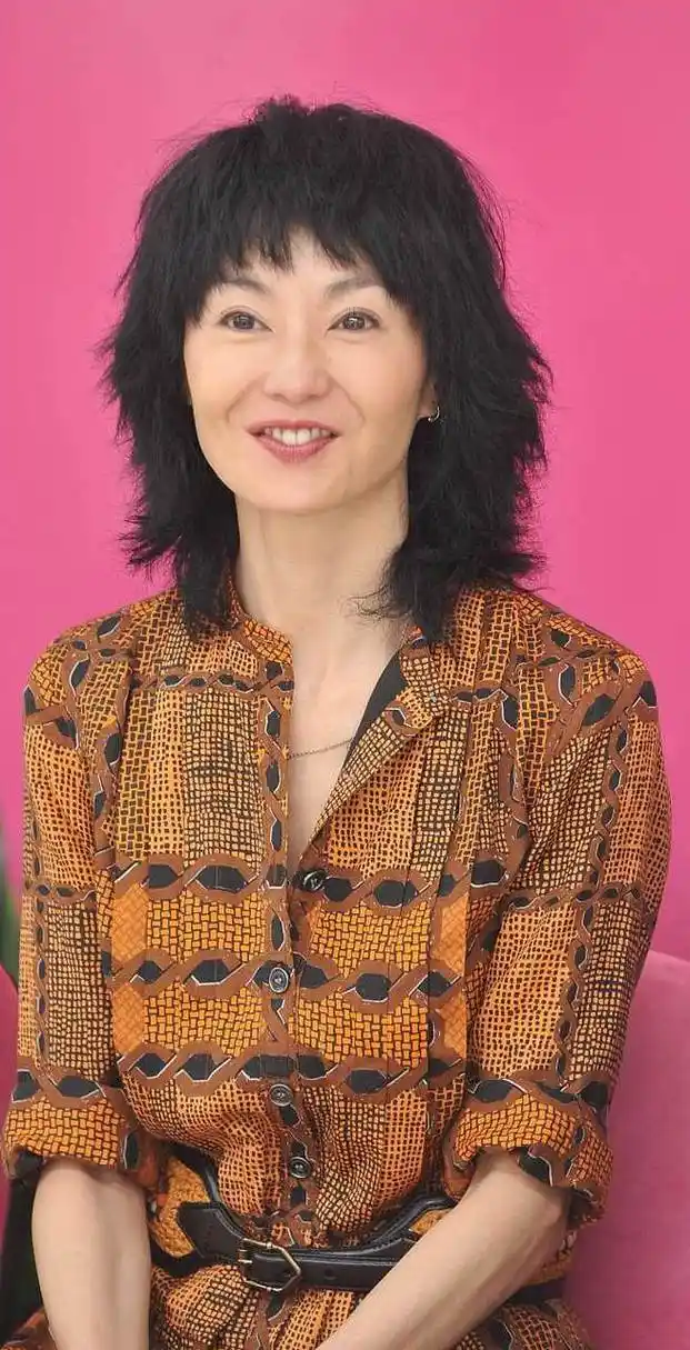 最近,55岁张曼玉近照引起热议.