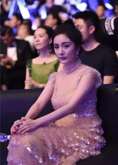 杨幂生图咋有点老态呢,穿裸色真有点显胖,一般人轻易别学了|紧身|时尚