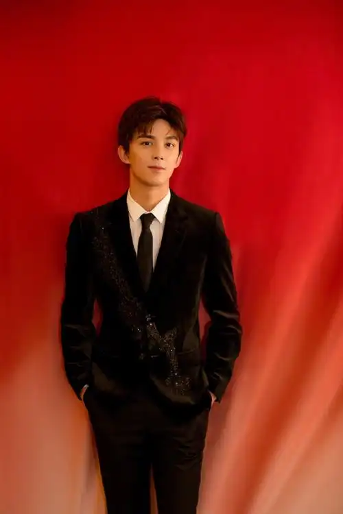 吴磊真的长大了!穿"银河西装"秒变霸道总裁