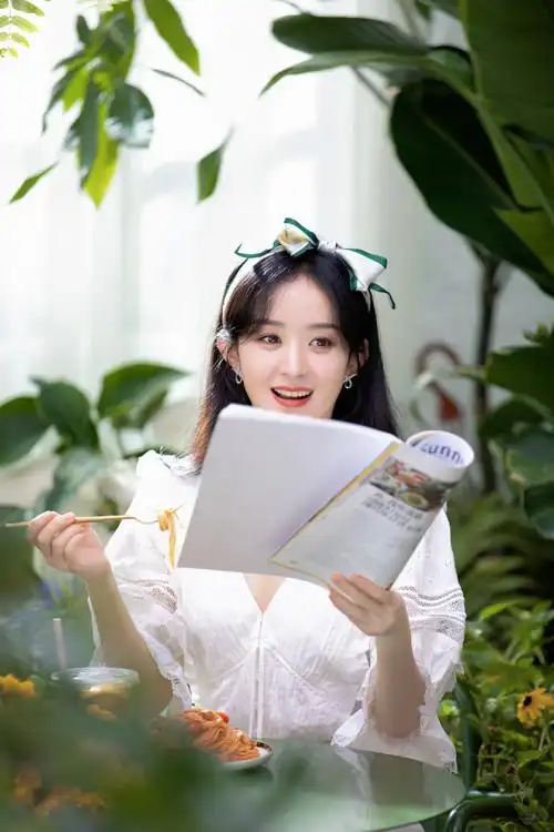 原创赵丽颖元旦晒写真画风小清新一月行程曝光全在剧组事业心超强