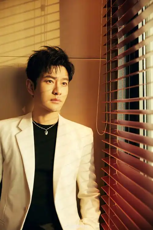 微博视界大会明星造型合辑#@黄晓明身着givenchy白色西装及黑色内搭