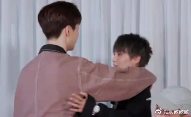 范丞丞刘雨昕楼梯相会谁注意两人拥抱的姿势还说没在一起