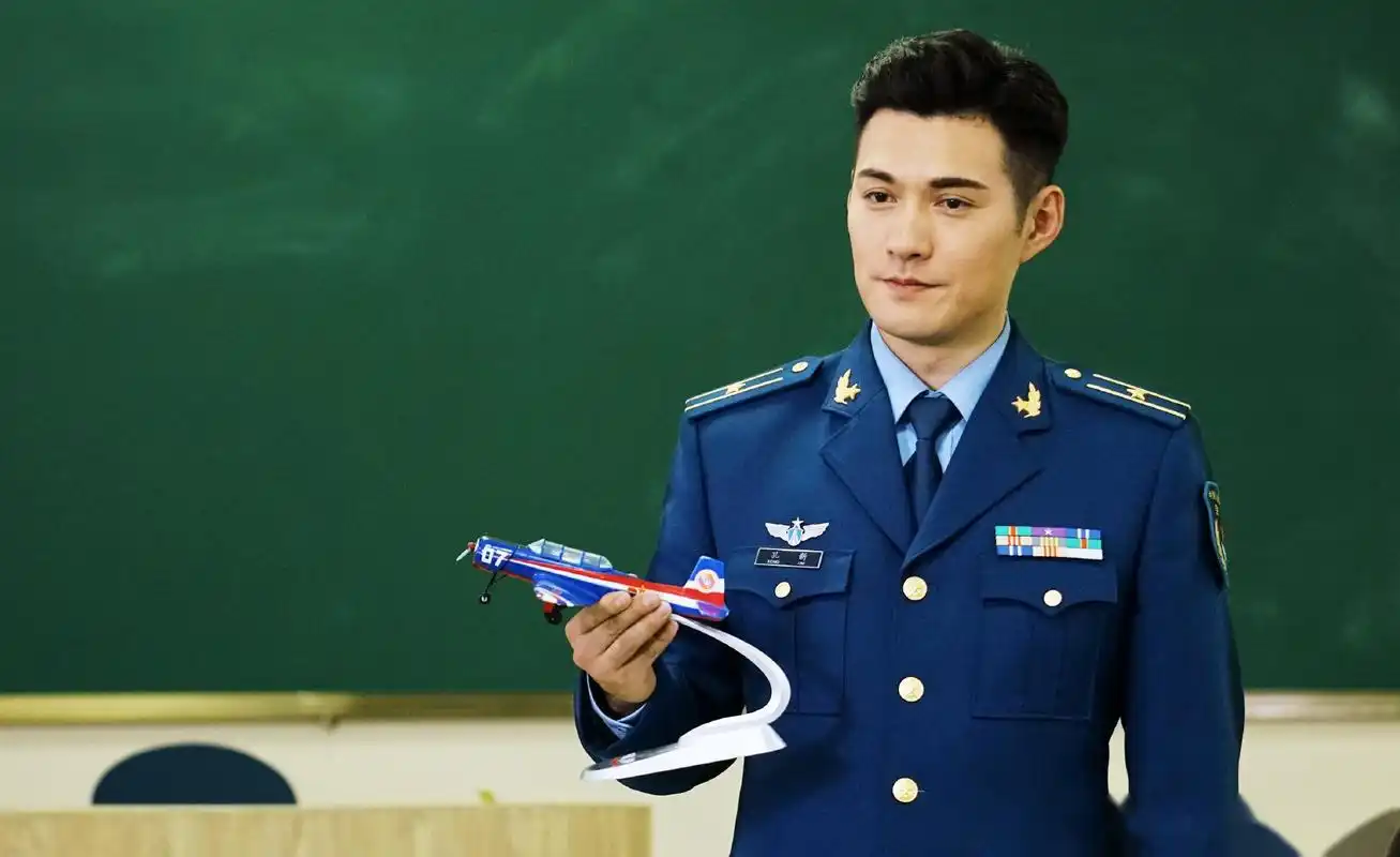 严屹宽侧脸《飞行少年》中的孔教官不仅侧脸帅,军装更帅!