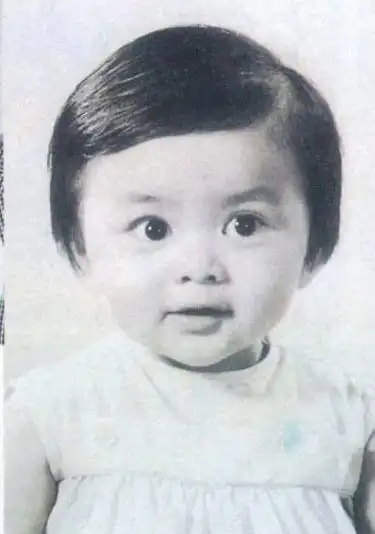 猜一猜这是哪位女明星的童年照?