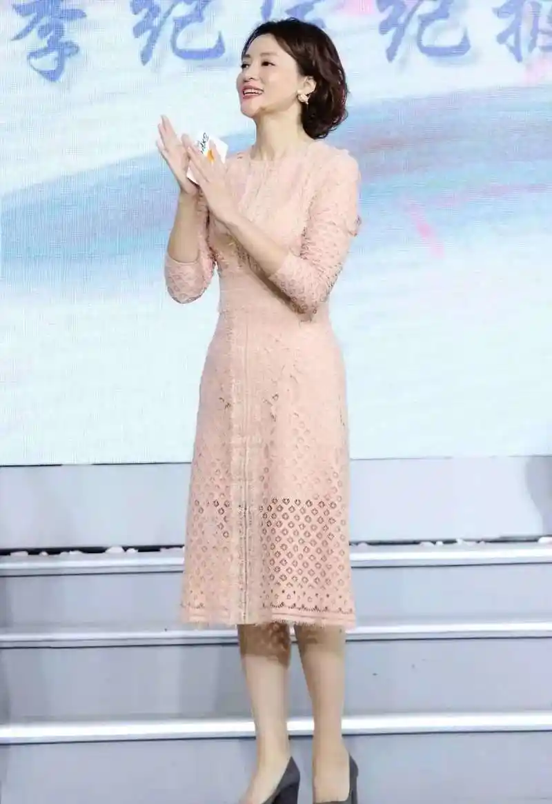 董卿卸妆后"判若两人",雪纺长裙难掩老气,素颜照当真46岁?