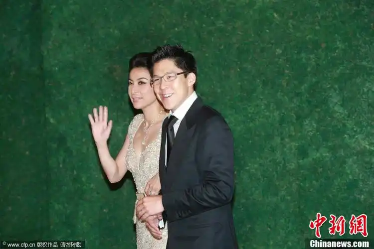 "晶刚"婚礼第三场 郭晶晶性感礼服亮相