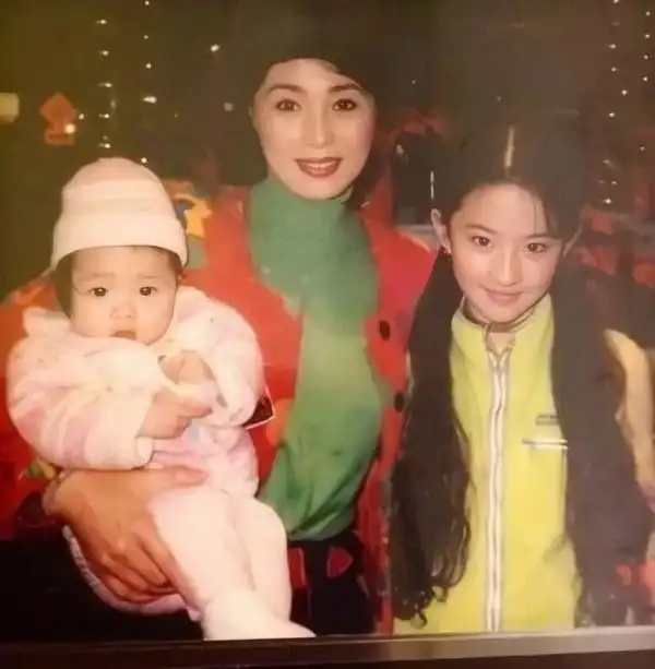 被修复后才发现原来杨幂热巴刘亦菲小时候这么萌