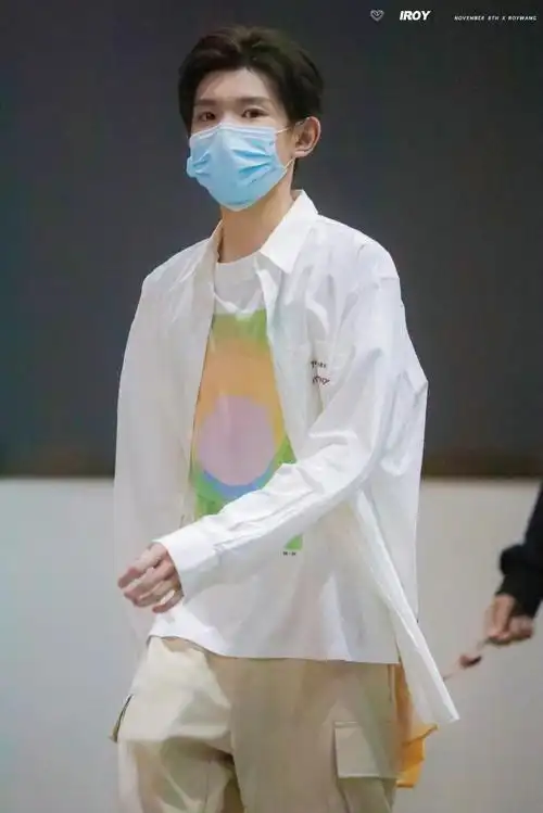 王源白衬衫素颜照