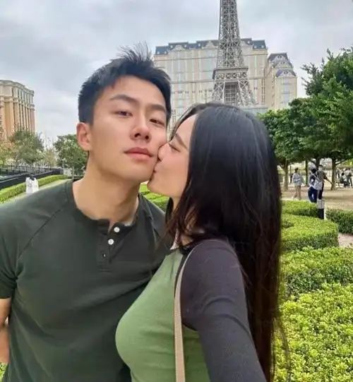 54岁范志毅生日晒全家福小17岁妻子穿热裤出镜