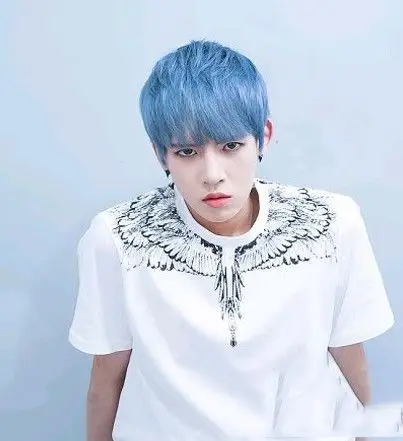 男生蓝色染发图片