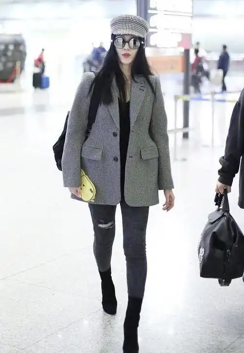 范冰冰现身北京机场,一袭密格子西装搭紧身牛仔裤,瘦出了新高度