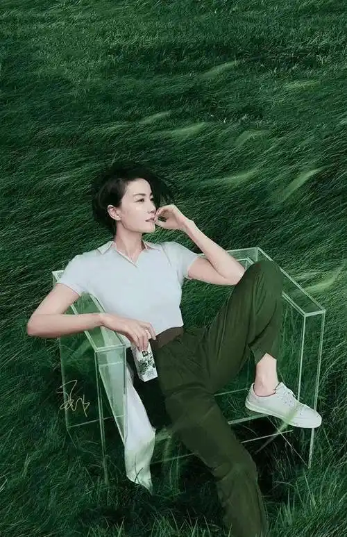 冻龄女神"王菲"实锤,白衬衫搭配高腰裤,挡不住的潇洒个性_西装_休闲风