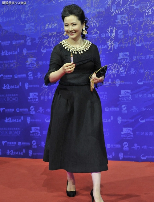 何赛飞是60后的骄傲黑色连衣裙端庄稳重身姿挺拔真有气场