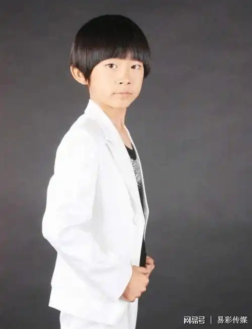 哇从小就这么时尚易烊千玺的这些照片你见过吗