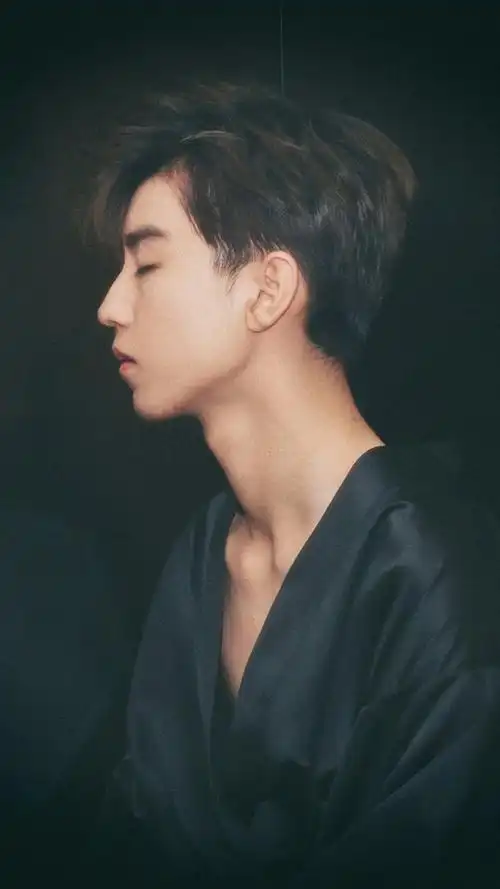 王俊凯性感喉结杀这个男人太迷人