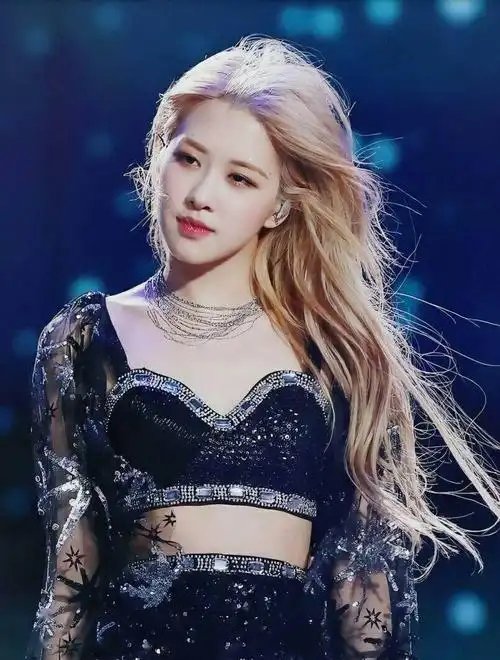 blackpinkrose新造型出席活动服装简陋妆容浮夸