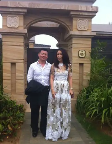 快讯:那英与老公参加s婚礼 李亚鹏笑那英太漂亮