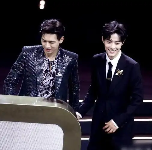 王一博张艺兴牵手,肖战李现牵手,杨幂杨颖刘亦菲佟丽娅同台!