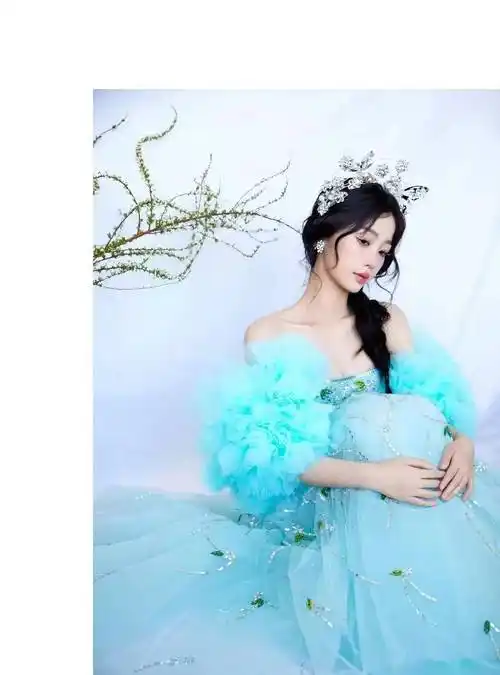 虞书欣冰雪仙子妆,白色霜花眼线加冰蓝色长裙,好像雪中仙子.