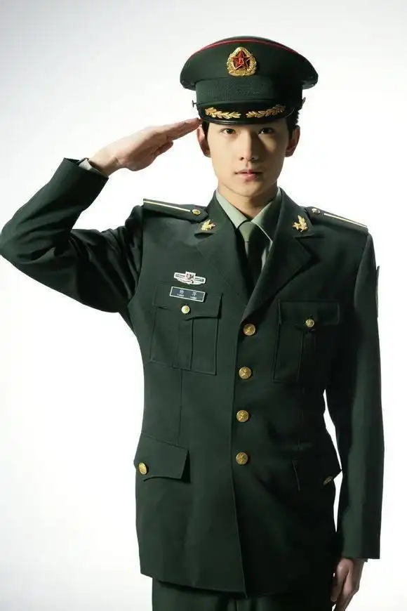 敬礼没那么简单鹿晗彭于晏权志龙都因姿势不标准而被批评