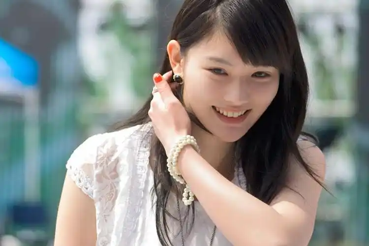 2015年,出演李斯丹妮演唱歌曲《请叫我女王陛下》的mv   ;同年,与