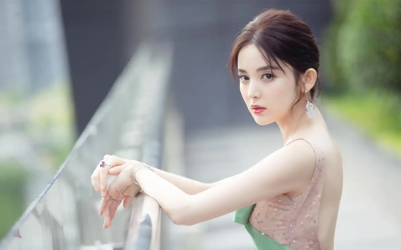 古力娜扎粉色礼服性感电脑壁纸图片