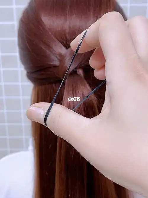 一根皮筋可以扎的三款发型