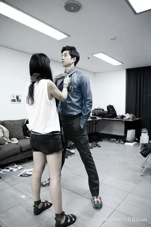 大部分人都觉得「14cm」是最完美的男女身高差,认为 14~16cm是情侣