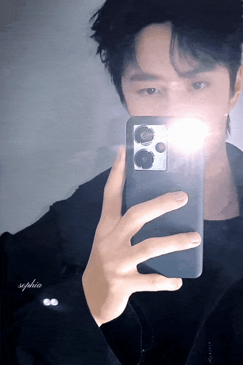 王一博对着镜子自拍有枪神韩商言,转国籍回国为祖国ctf事业而奋斗;有