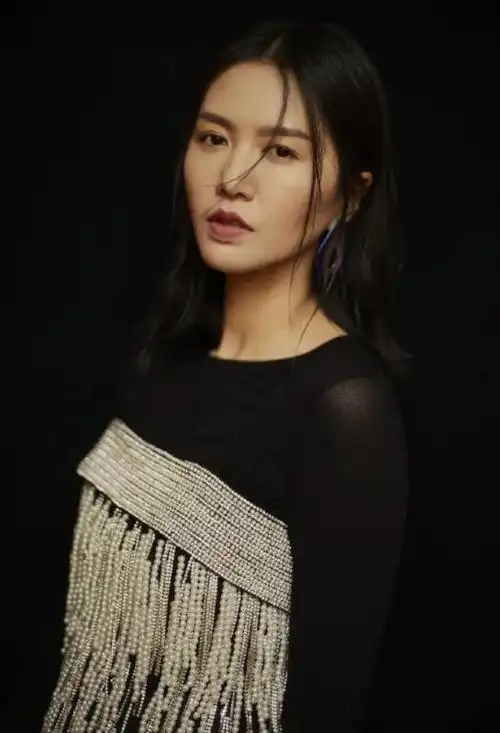 回顾娶了摇滚女神谭维维生下一儿一女陈亦飞的生活幸福吗