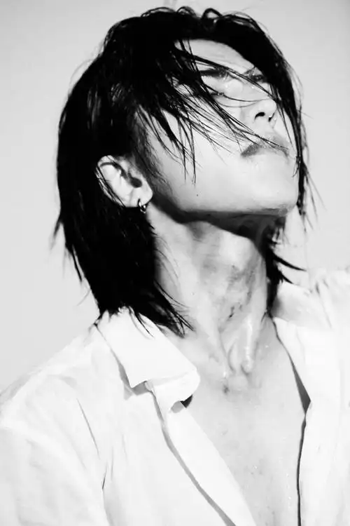 蔡徐坤黑白光影照##蔡徐坤ins##蔡徐坤黑美甲