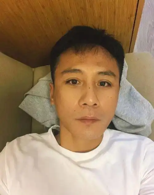 刘烨罕见高调发文!高清原相机素颜自拍,45岁的脸上没有一丝皱纹