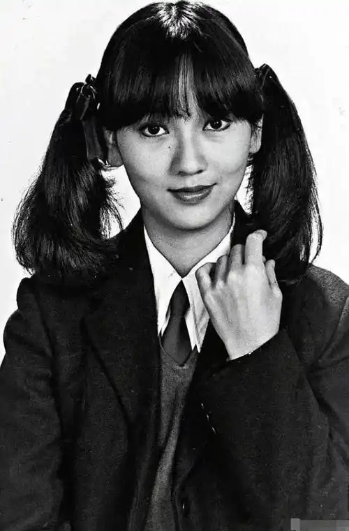 赵雅芝20岁旧照曝光扎马尾梳空气刘海超显嫩颜值40年来没变过
