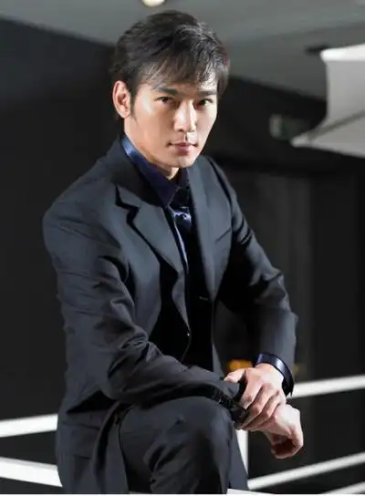 焦恩俊(用美图把老大脸上的……唉~用去皱纹笔给涂了一两笔,老大看