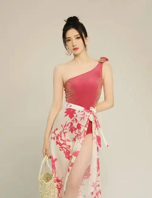 江疏影的性感代言写真,穿着黑白格子的短打扮衣裤,露出自己的事业线和