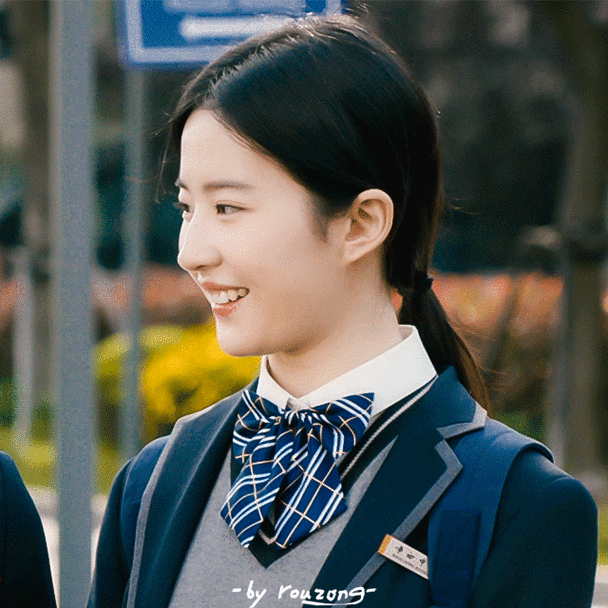 穿上校服的刘亦菲这简直就是大家心目中初恋的样子