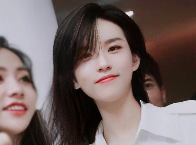 本以为刘雨昕长发够美,结果陆柯燃才是"神颜",还有点像赵丽颖