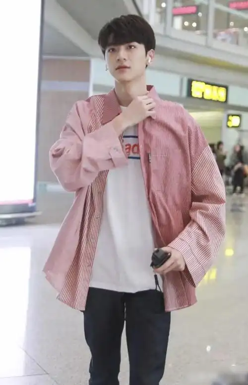 阳光系男友顾未易走机场没想到带火柠檬黄鞋好时髦