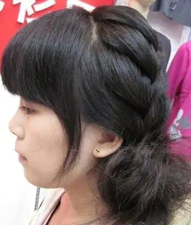 短发自己怎么编蝎子辫 短发编蝎子辫发型