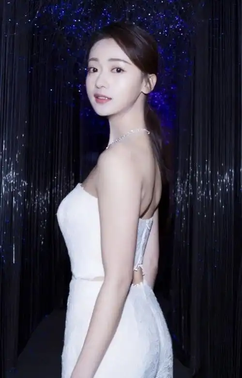 吴谨言穿抹胸连衣裤大显女人味没想到88斤也有这么好的身材